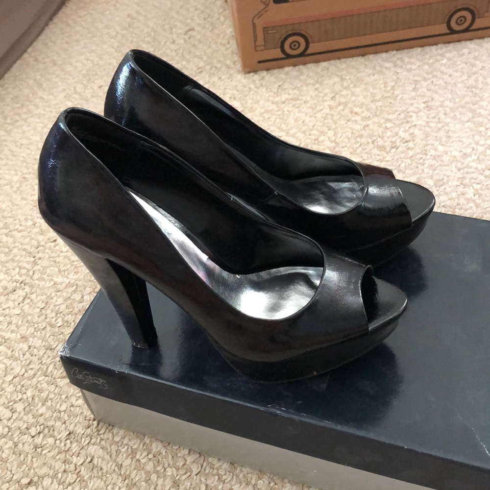 Peep toe patent leather pumps